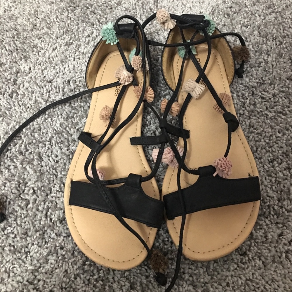 Maurices size 7 sandal with tie detail